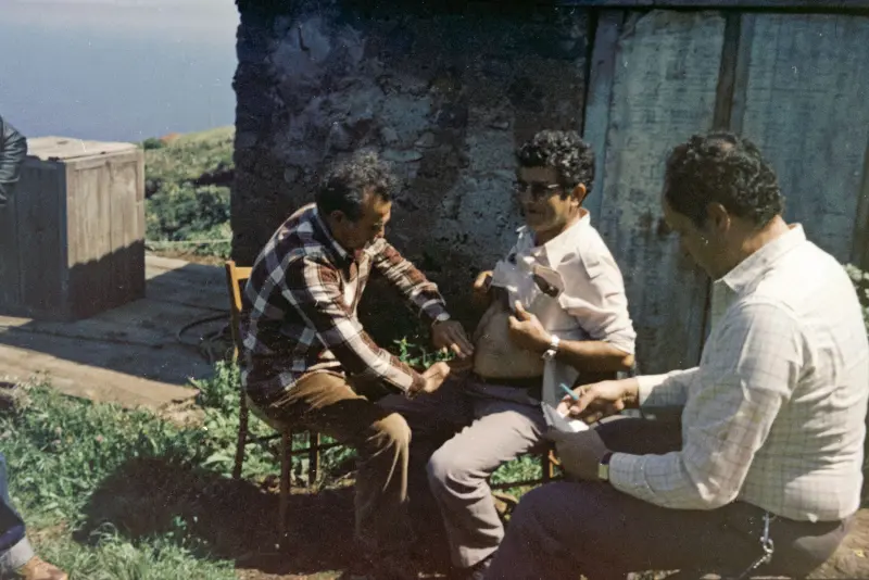 Curando empacho o padrejón.